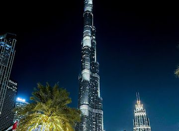 united-arab-emirates/dubai/downtown-dubai/landmark/burj-khalifa-viewpoint-for-picture-with-car