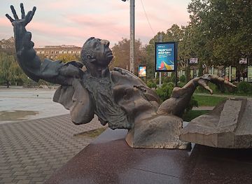 armenia/shirak/landmark/arno-babajanyan-statue