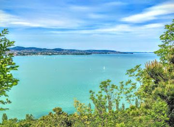 hungary/lake-balaton/landmark/baratlakasok