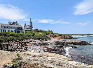 maine/ogunquit/landmark/lobster-point-lighthouse
