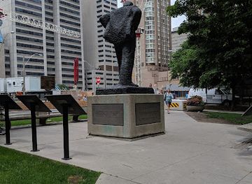 canada/toronto/downtown-toronto/landmark/churchill-memorial