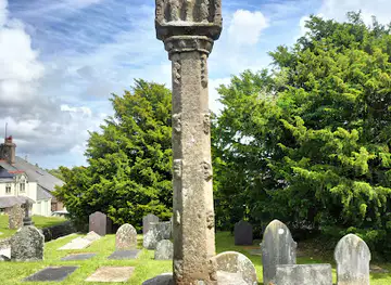Derwen Churchyard Cross