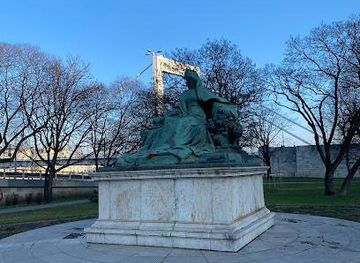 hungary/vac/landmark/statue-of-elizabeth-queen-of-hungary