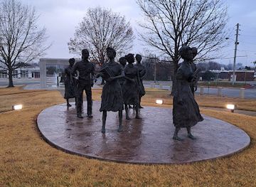 arkansas/little-rock/downtown/landmark/the-monument-to-the-little-rock-nine