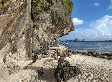 guam/fai-fai-beach/landmark/gongna-beach-gun-emplacement
