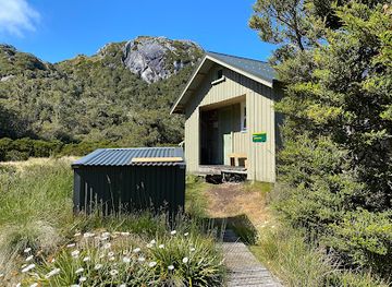new-zealand/fiordland-national-park/landmark/lake-roe-hut