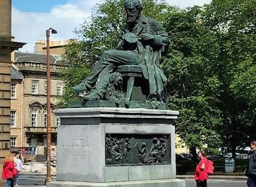 united-kingdom/kinross-shire/landmark/james-clerk-maxwell-statue