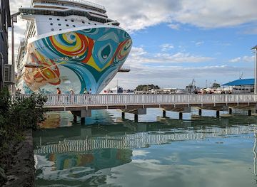 antigua-and-barbuda/devil-s-bridge/landmark/heritage-quay-complex
