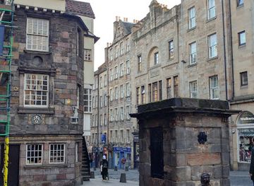 united-kingdom/edinburgh/old-town/landmark/wellhead-at-john-knox-house