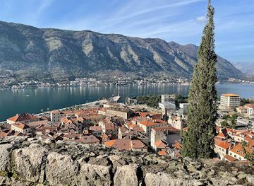 montenegro/bay-of-kotor/landmark/entrance-fee-kiosk