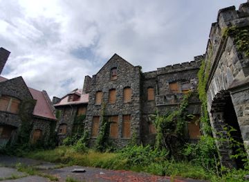 rhode-island/bristol-county/landmark/belton-court