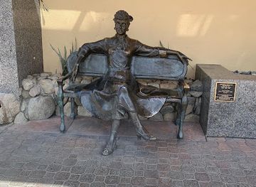 california/palm-desert/landmark/lucille-ball-statue