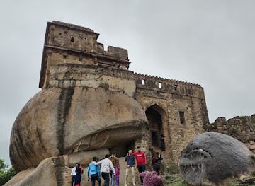 india/central-india/landmark/balancing-rock