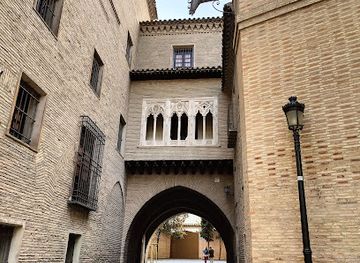 spain/zaragoza/el-gancho/landmark/arco-del-dean