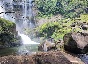 sri-lanka/central-province/landmark/bomburu-ella-waterfall