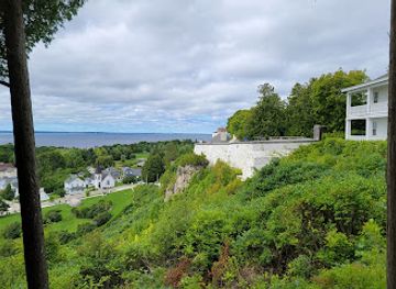 michigan/mackinac-island/landmark/anne-bench