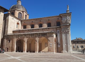 italy/urbino/landmark/monument-to-raphael
