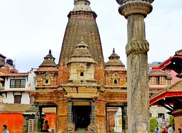 nepal/patan/mangal-bazaar/landmark/king-yognarendra-malla-s-statue