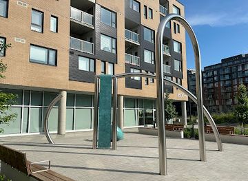 canada/montreal/griffintown/landmark/place-des-arrimeurs