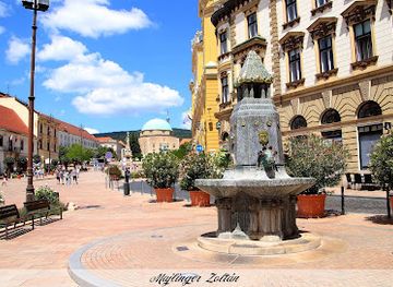 hungary/mecsek/landmark/zsolnay-fountain