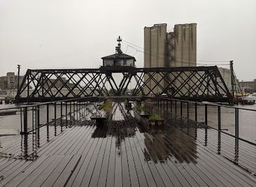 wisconsin/milwaukee/third-ward/landmark/trestle-park