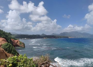 dominica/hampstead-beach/landmark/red-rocks