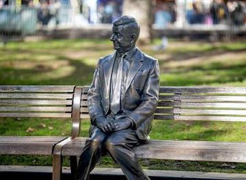 united-kingdom/windsor/landmark/mr-bean-statue