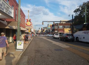 tennessee/memphis-beale-street/landmark/elvis-statue