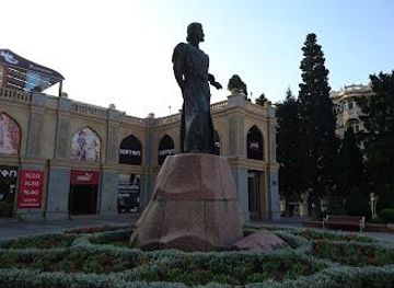 azerbaijan/baku/landmark/nasimi-monument