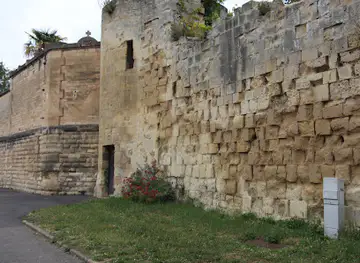 Vestiges du mur de l'abbaye aux Hommes,