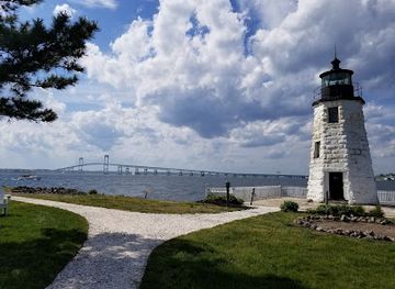 rhode-island/east-bay/landmark/goat-island-lighthouse