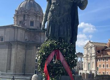 italy/rome/landmark/statue-of-julius-caesar