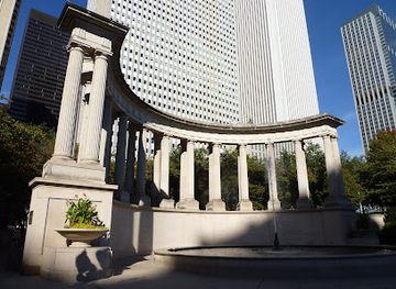 illinois/chicago/gold-coast/landmark/wrigley-square