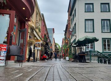 canada/quebec-city/landmark/goblin-red-door