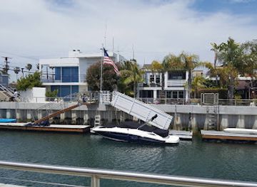 california/long-beach/naples/landmark/the-colonnade-naples-island