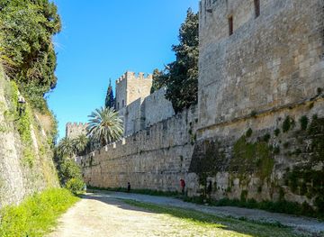 greece/rhodes/rhodes-old-town/landmark/medieval-town-moat
