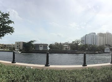 florida/fort-lauderdale/downtown-fort-lauderdale/landmark/laura-ward-riverwalk-plaza