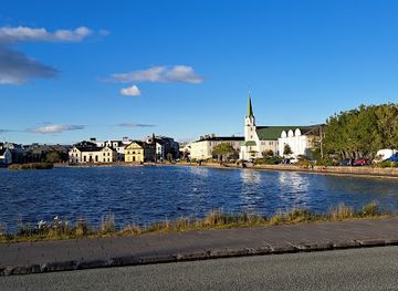 iceland/reykjavik/laugardalur/landmark/hljomskalagarourinn