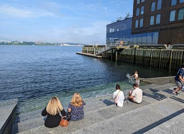 canada/halifax/halifax-waterfront/landmark/queen-s-landing-wharf