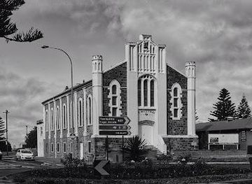 australia/fleurieu-peninsula/landmark/newland-uniting-church
