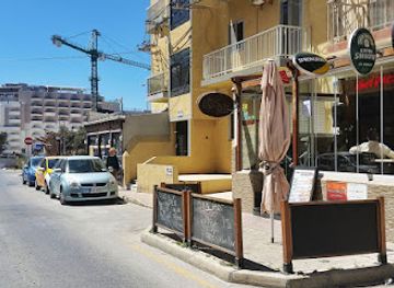 malta/qawra/landmark/woodhut-pub-diner