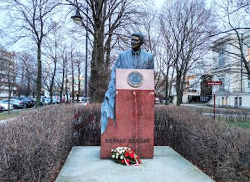poland/warsaw/landmark/ronald-reagan-monument
