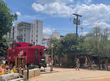 texas/dallas/landmark/the-katy-trail-train-statue