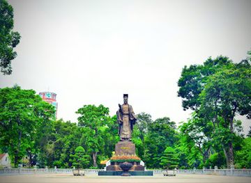 vietnam/hanoi/landmark/emperor-ly-thai-to-monument-statue