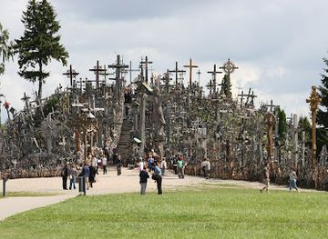 lithuania/lithuanian-seaside/landmark/hill-of-crosses