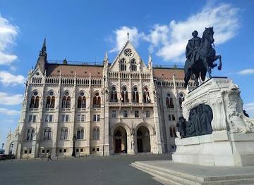 hungary/budapest/landmark/kossuth-lajos-square