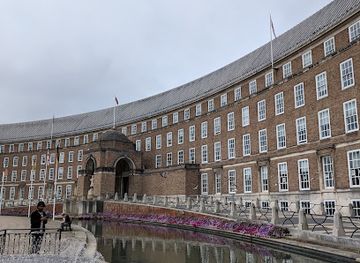 united-kingdom/bristol/harbourside/landmark/banksy-s-well-hung-lover