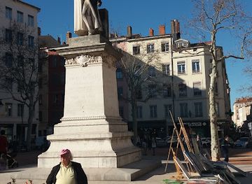 france/lyon/croix-rousse/landmark/place-de-la-croix-rousse