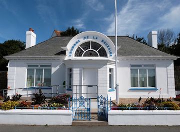 guernsey/st-sampson/landmark/st-sampson-douzaine