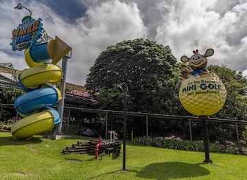australia/far-west/landmark/the-big-banana-fun-park